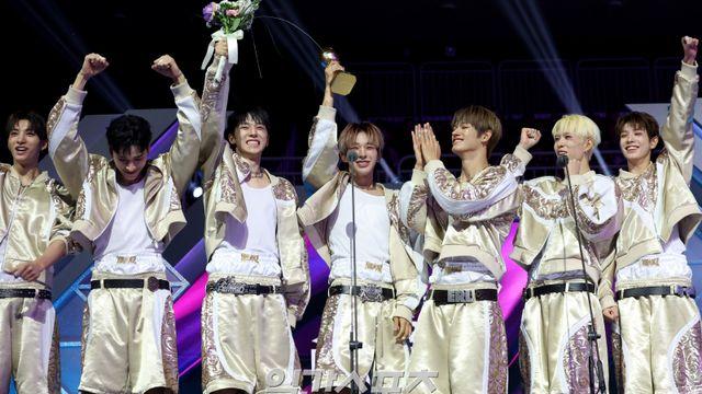 넥스지, 훌루 재팬 인기상 수상 “상 하나 더 받아…활동도 기대” [2025 KGMA]