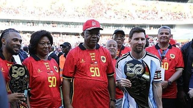 대통령까지 행차! 앙골라 4만 관중, 졌는데도 '축제 분위기'…메시 골 터지자 '기립박수'→174억 쓴 보람 있네