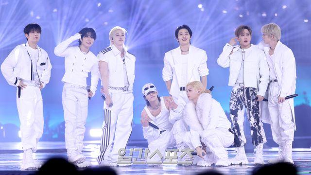 스키즈X에이티즈 ‘무대 장인’ 증명…데뷔·전역·첫 공개까지 빛났다 [2025 KGMA]