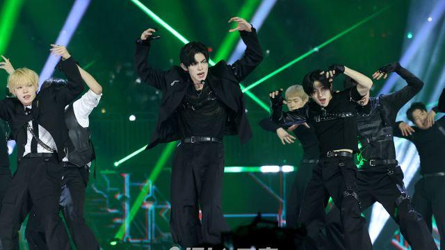 킥플립, JYP 선배 스트레이키즈 소환...’매니악’으로 무대 강타 [2025 KGMA]