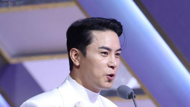 장민호, 베스트 어덜트 컨템포러리 수상 “민특, 내 음악 아름답게 들어줘” [2025 KGMA]