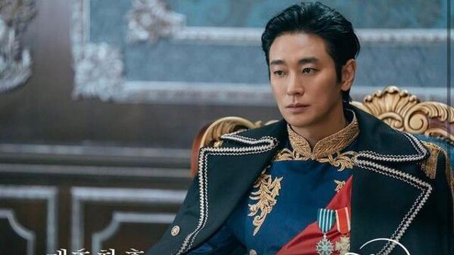 '재혼 황후', 獨 '나치 훈장' 소품 사용 논란…