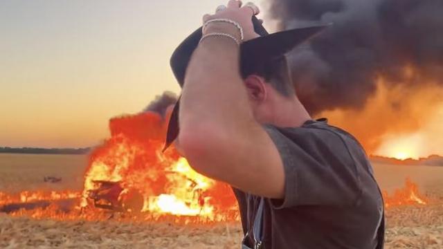 페라리에 불 지르며 유명세 얻었지만… ‘천만’ 유튜버, 세금 회피 혐의로 체포