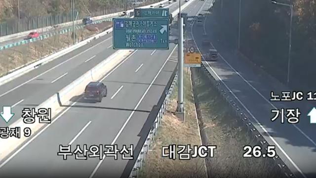 [속보] 부산외곽고속도로 한림IC부근서 버스 화재...전면 통제 중