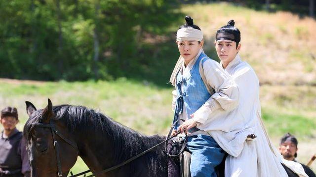 ‘이강달’ 강태오-김세정, 산적 떼 상대로 생활 무술 총동원