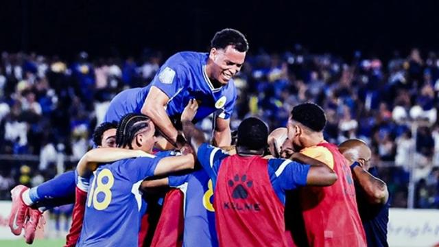 '광양시 인구' 16만명 퀴라소, 역대 첫 월드컵 진출 '눈 앞'…'5G 무패+조 1위' 아드보카트 감독과 기적 쓴다