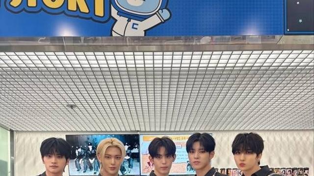 나우즈, 카페 알바생 변신…수험생들에 '초근접 팬서비스'