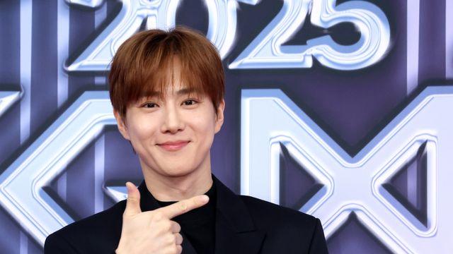 수호 “조금만 기다리면 엑소 돌아와…무대 불태울 것” [2025 KGMA]