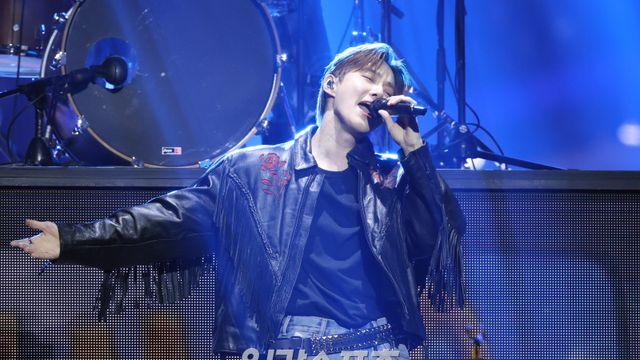 수호, 록 스피릿 폭발…무대 뒤흔든 카리스마+가창력 [2025 KGMA]