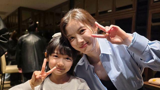 김유정, 똑닮은 아역배우와 다정한 투샷… “힘든 일 있으면 연락해” 꿀 뚝뚝 [RE:스타]