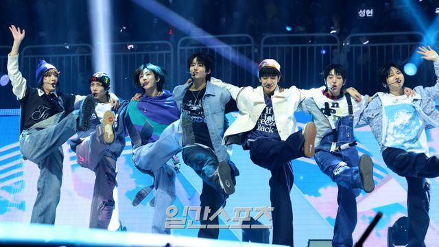 아이딧, 선배 H.O.T. ‘행복’ 커버…사랑스럽네 [2025 KGMA]