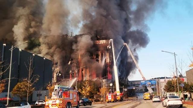 이랜드 천안 물류센터 화재, 9시간 반만에 초진…인명 피해 無·일부 상품 출고 차질