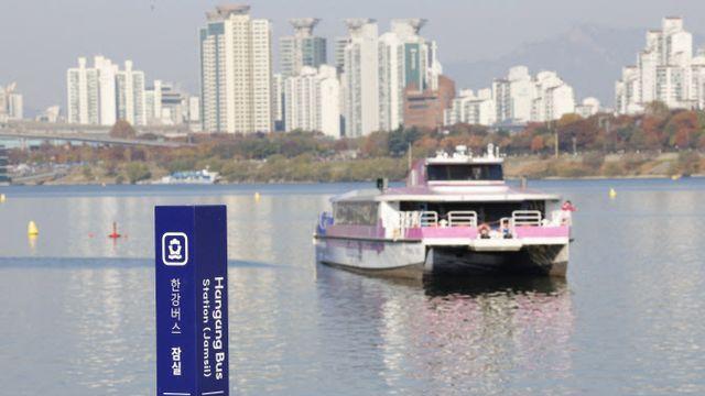 강바닥 걸려 멈춰선 한강버스…