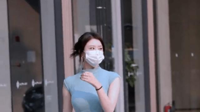 하얀 마스크 쓴 여성