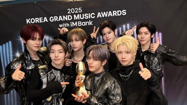 클유아, '2025 KGMA' IS 루키상…하프 밀리언셀러까지 '겹경사'