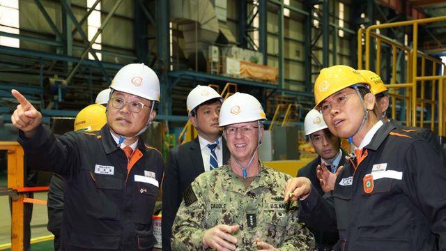 미국 해군참모총장이 어제(토요일) 깜짝 방문한 한국회사