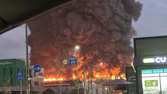 '천안 이랜드물류센터 화재' 이틀째 계속...적재물 쌓여 진화 어려움