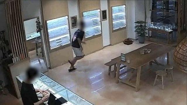 여자화장실서 체포된 남학생…“10돈 금목걸이 훔쳐”