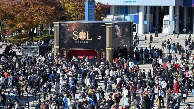 넷마블, 지스타 2025 ‘폭발적 관심’…미공개 신작 ‘SOL: enchant’ 야외 부스에 인산인해