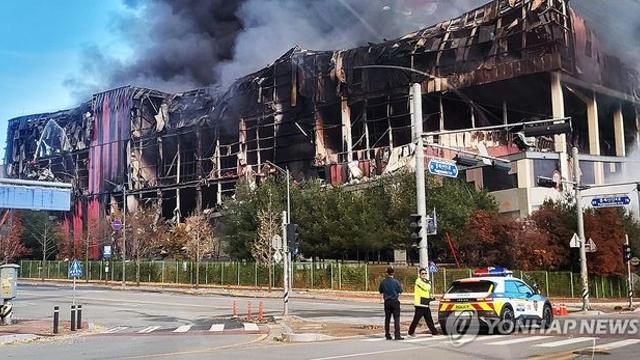 천안 이랜드 물류센터 화재 이틀째 진화작업…건물 일부 붕괴(종합)