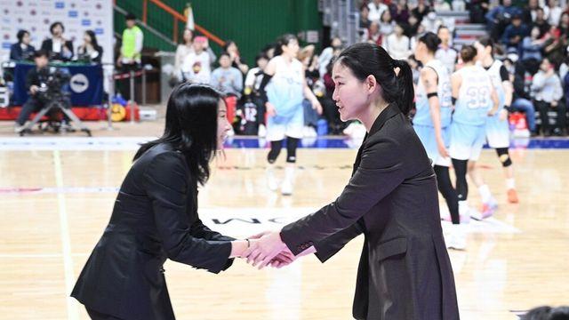 여자농구 개막전서 사상 첫 여성 감독 맞대결… 경기는 BNK 승리