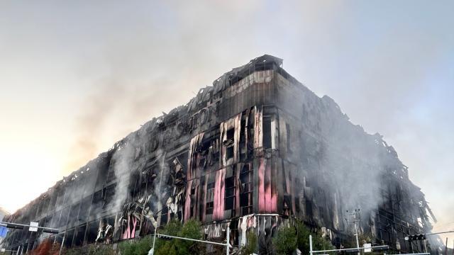 천안 이랜드 물류센터 화재 이틀째…붕괴 위험에 진화 장기화 우려