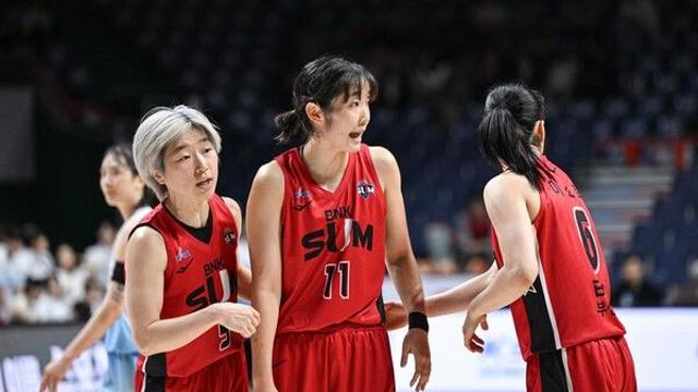 ‘감독 정은-선수 정은 쌍끌이’ BNK, 신한은행 제압…역대 최초 여성 사령탑 개막전서 웃었다