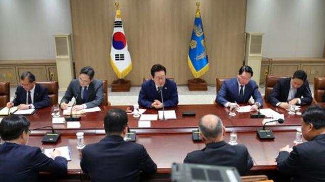 李 대통령 “후순위채 인수 등 기업 활동 장애 최소화 총력”(상보)