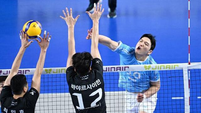 남자배구 대한항공, 현대캐피탈에 3-2 꺾고 5연승+선두 도약