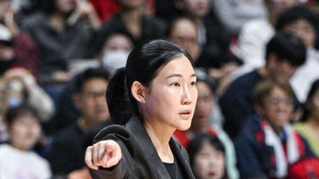 여자농구 첫 여성 사령탑 대결…BNK 박정은, 신한은행 최윤아에 완승