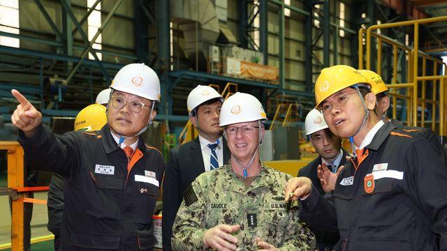 미국 해군참모총장, 한화오션 거제사업장 방문…함정건조력 확인