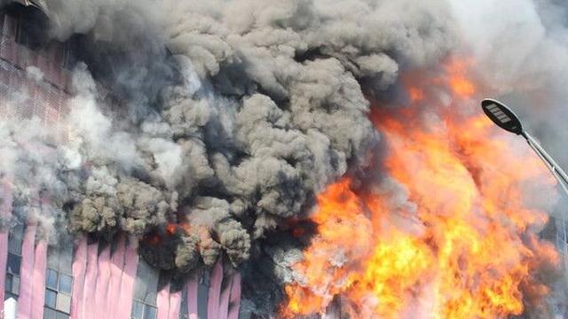 천안 이랜드 물류센터 화재 이틀째 진화…대응 1단계 해제