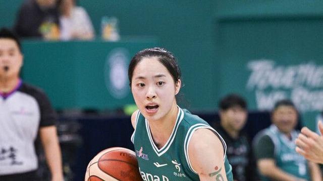 여자농구 하나은행, 우리은행 66-45 격파…이상범 감독 데뷔승
