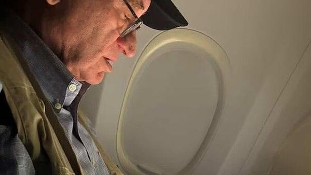 미 하원의원, 비행기서 야한 사진보다 딱 걸렸다…