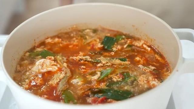 계란물 풀어 넣고 끓이는데도 '얼큰하게' 해장까지 가능한 국 요리