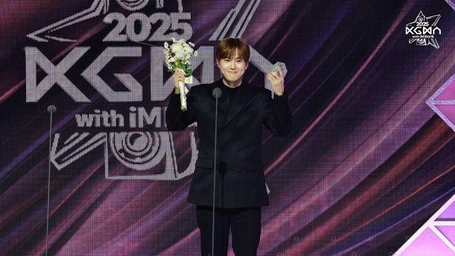 빅크, 2025 KGMA서 엑소 수호에 ‘글로벌 스타상’ 전달