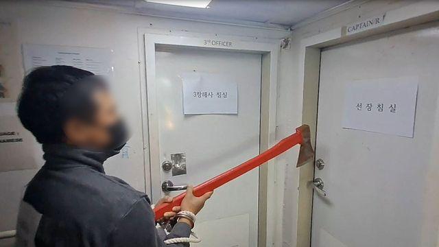 부산 앞바다서 도끼 들고 선상 난동 부린 베트남인 3명 구속