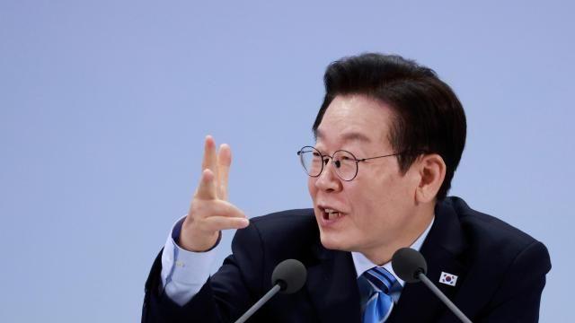 [리얼미터] 李대통령 국정 지지율 54.5%…민주당 46.7%·국힘 34.2%