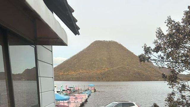 호수에 방치된 1억 원대 고급 SUV… 구글맵엔 ‘밈 장소’로 등록돼 논란