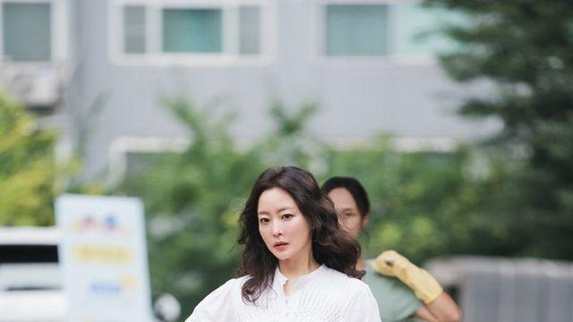 김희선, 완판녀로 돌아왔다…벼룩시장서 ‘억대 쇼호스트’ 모드 폭발