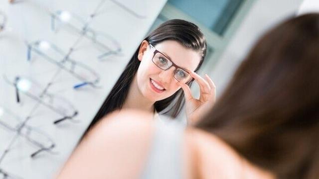 한국선 30분만에 가능하다고!...외국인, 'K-안경 투어’ 열풍 