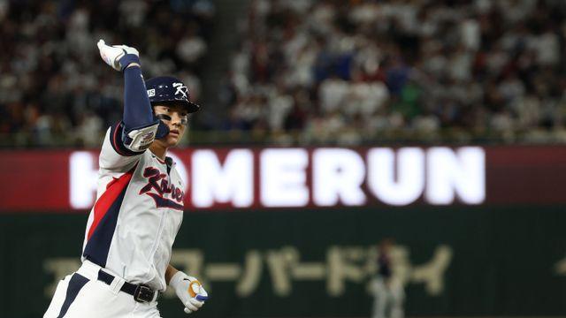 사구 출루 대신 정면 승부 선택...김주원, 일본 넘버원 셋업맨 '뱀직구'를 통타하다