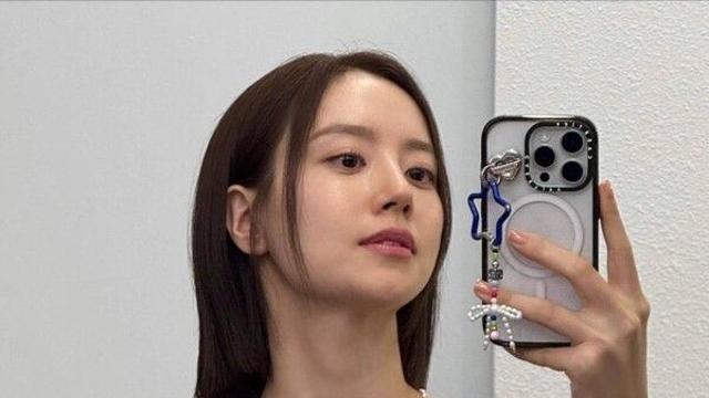 문채원, 'KGMA 2025' 시상식 비하인드 공개… '파란색 오프숄더' 드레스 입고 '굴욕 없는' 여신 미모 과시