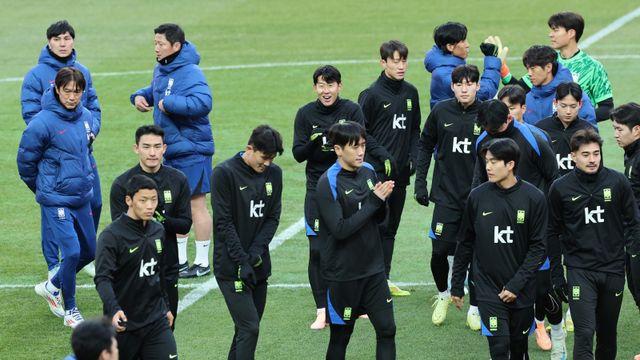 [SD 상암 라이브] “시간 엄수 부탁합니다” 쌀쌀한 날씨, 오히려 ‘밀도 있는’ 훈련 진행…아로수 코치가 관계자에게 다가간 이유는?