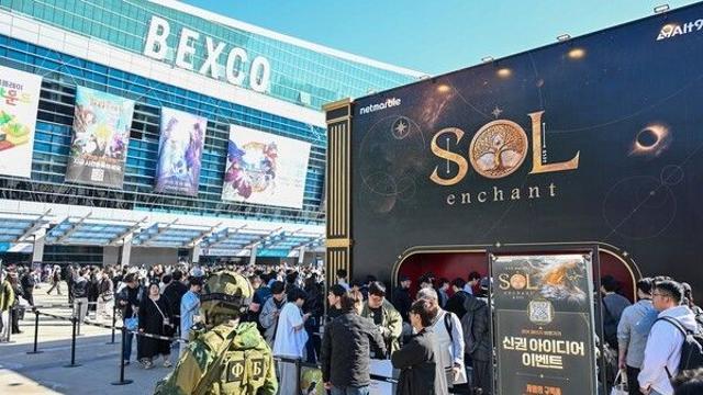 넷마블, 지스타 야외부스에 인파 몰려... 미공개 신작 ‘SOL_enchant’ 첫 공개에 관람객 ‘폭발적 관심’