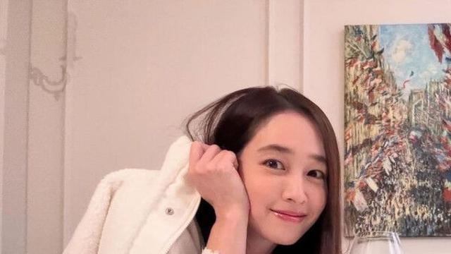 이민정 세월 비껴간 미모…와인과 찰칵