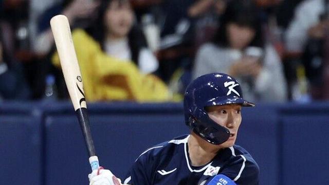 신민재 비디오 판독 요청→日 논란?…알고보니 상대 코치진 규정 미숙지!