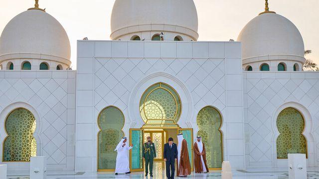 이 대통령,  순방 첫 일정 시작...UAE 현충원·그랜드 모스크 방문