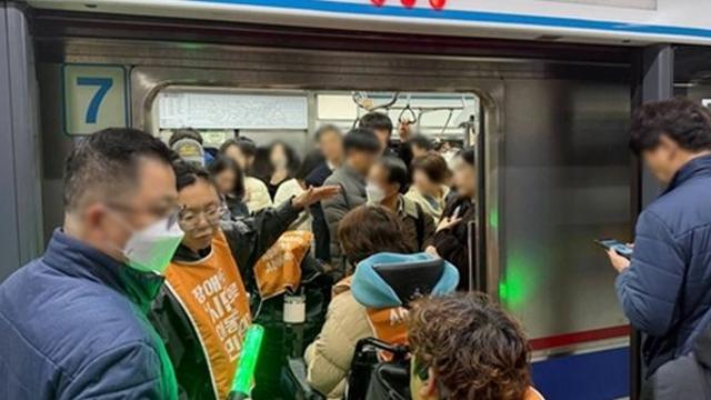 전장연, 4호선 길음역서 출근길 시위…열차 지연 발생