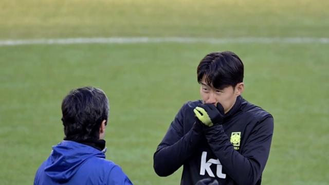 손흥민 연신 손 호호 불고, 양민혁 귀 덮고… ‘체감온도 -3°C’ 가나전 가장 무서운 적은 추위 [홍명보호 현장]